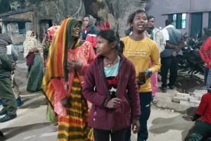 गोंडा में गन्ना चोरी पर खूनी संघर्ष : भाई को बचाने दौड़े युवक की पीट-पीटकर हत्या, परिजनों में कोहराम