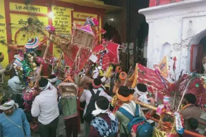 बाराबंकी लोधेश्वर महादेवा मंदिर : पैरों में पड़े छाले, जुबां पर भोले-भोले, भक्ति में झूम रहे कांवरिये