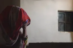 UP: शर्मनाक...एक हजार रुपये लेकर करा दिया पत्नी का गैंगरेप, पति समेत तीन पर FIR