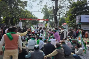 Bareilly: किसान नेताओं ने कार चढ़ाने का आरोप लगाकर कलेक्ट्रेट पर किया हंगामा