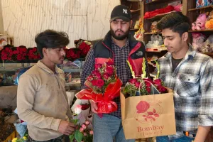 UP: वैलेंटाइन पर युवाओं ने गिफ्ट गैलरियों से खूब खरीदे उपहार, गुलाब देकर किया प्यार का इजहार