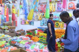 होली की तैयारी जोरों पर: हथौड़ा, फरसा, ब्रह्मोस मिसाइल से रंगों की होगी बरसात... बाजार रंग-बिरंगा, हर्बल गुलाल का बोलबाला  