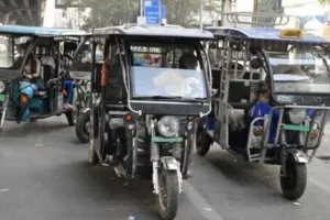 ई-रिक्शा चालक संघ ने नगर निगम मुख्यालय पर किया प्रदर्शन, पार्किंग की व्यवस्था न होने से जताई नाराजगी