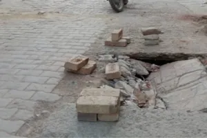 नाले का बहाव ठीक न होने पर घरों में घुस रहा गंदा पानी, नाले के ऊपर लगे ढक्कन टूटे, लोगों ने लगाएं अनदेखी के आरोप