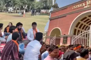 हनुमान चालीसा VS नमाज: लखनऊ विश्वविद्यालय गेट पर छिड़ा संग्राम, हिरासत में लिए कई छात्र