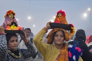 माघी पूर्णिमा पर उमड़ा आस्था का सैलाब, अब तक 90 लाख श्रद्धालुओं ने लगाई गंगा में डुबकी, देखें खास Photos