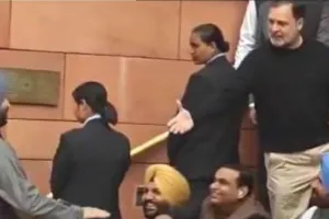 संसद परिसर में तीखी नोकझोंक, राहुल गांधी ने मंत्री रवनीत बिट्टू को बताया 'गद्दार'