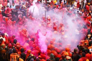 द्वापर युग की यादों से जाग उठी बरसाना की रंगीली गलियां, लट्ठमार होली के लिए पूरी तरह से तैयार