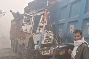 Raebareli News: खड़े डंपर में घुसा ट्रक, होमगार्ड की मौत...चालक का पैर कटा 