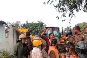 Ballia News:  अतिक्रमण हटाने गई जिला प्रशासन की टीम, ग्रामीणों ने किया पथराव, आठ लोग घायल 