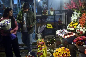 प्यार का इजहार पड़ा महंगा! वैलेंटाइन डे पर लखनऊ में गुलाब के दाम तीन गुना, गुलदस्ते 1000 तक पहुंचे