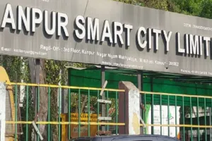 कानपुर में 'स्मार्ट' सिर्फ नाम का! अतिक्रमण ने फुटपाथ-नहर-पार्क छीन लिए, मेट्रो-सीवर काम के बीच जनता परेशान