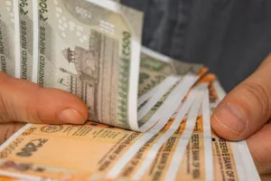 सेंसेक्स-निफ्टी ने भरी उड़ान, रुपया 21 पैसे मजबूत... ट्रेड डील और FII खरीदारी ने दिया बूस्ट