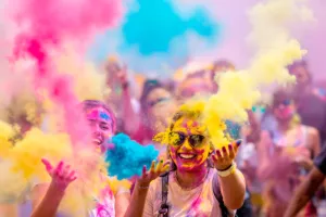 लखनऊ की गंगा-जमुनी तहजीब की मिसाल: चौपटिया होली जुलूस में रोजेदारों के साथ फूलों की होली, 52 साल पुरानी परंपरा