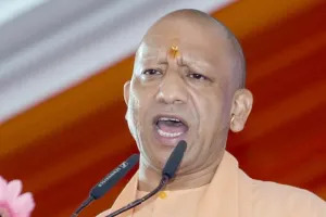 सीएम योगी का आरोप- संवैधानिक संस्थाओं पर उंगली उठाकर बाबा साहब का अपमान कर रही सपा