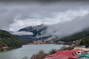 Uttrakhand: बादलों के साथ छाई धुंध ने बढ़ाई नैनीताल में ठंड, कुछ दिन यही स्थिति रहने का अनुमान