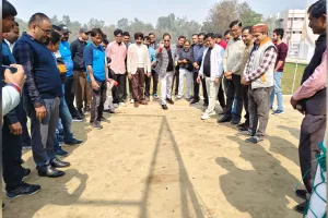 Bareilly: रुहेलखंड विश्वविद्यालय में खेला गया गिल्ली-डंडा...कंचे खेलते नजर आए कुलपति