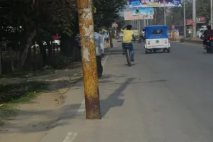 Bareilly: दुर्घटना करा सकते हैं सड़कों पर खड़े बिजली खंभे...यहां दे रहे हादसों को दावत