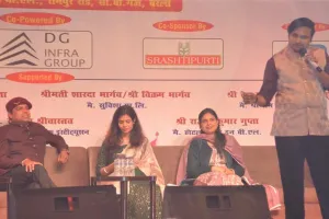 हास्य कवि सम्मेलन : सुनो गौर से पंजे वालों, फिर भी तुम में होगी खींचातानी