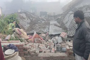 UP: टीन शेड समेत कच्ची दीवार गिरने से बुजुर्ग दंपती, दो बच्चे घायल