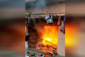 Bareilly : दुकानों में लगी आग, पहली मंजिल पर फंसा व्यापारी का परिवार