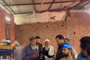 Bareilly : ईंटों की पक्की दीवार पर टिनशेड डालकर हो रही थी नमाज