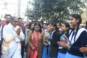 UP Board Exams 2026: आज से शुरू हुई यूपी बोर्ड की परीक्षा, छात्राओं का उत्साह बढ़ाने पहुंची माध्यमिक शिक्षा मंत्री गुलाब देवी