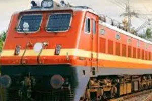  अयोध्या में रेलवे ट्रैक पर बढ़ाई गई गश्त: चलती ट्रेन पर रंग-कीचड़ फेंकने वालों से सख्ती से निपटेगी रेलवे पुलिस, सहयोग की अपील