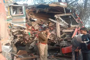 यूपी के फर्रुखाबाद में सड़क हादसा: ट्रक और कार की टक्कर में 3 लोगों की मौत, दो अन्य घायल  