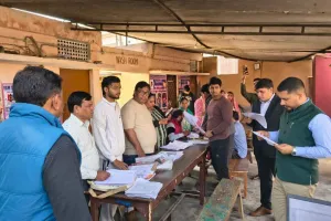 SIR अभियान दिवस पर डीएम ने किया बूथों का निरीक्षण,   दिए निर्देश, पात्र नागरिक का नाम मतदाता सूची में जोड़ा जाए