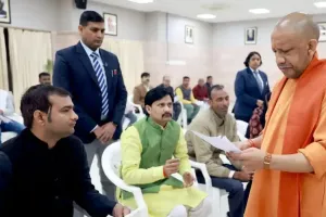 जनता दर्शन में बोले सीएम योगी,  जिला और मंडल स्तर के अधिकारियों से मिलें फरियादी, टालमटोल पर होगी कार्रवाई 