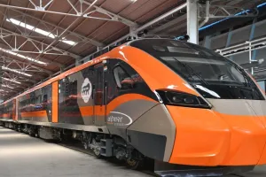  रायबरेली में वंदे भारत प्रोटोटाइप रेक का ट्रायल:  पास कर लिया Speed Test, महाप्रबंधक ने दी बधाई  