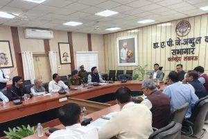 अवैध रूप से संचालित स्कूल वाहनों पर सख्ती, डीएम ने लगाईं क्लास ... एफआईआर दर्ज कराने के निर्देश