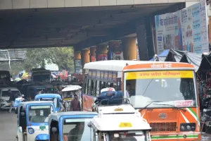 लखनऊ के आलमबाग को राहत दिलाने पहुंचे रोडवेज अफसर, बसों के जाम से निजात दिलाने के लिए तलाशे गए विकल्प