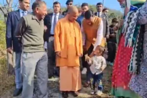 उत्तराखंड :  अपने गांव पहुंचे मुख्यमंत्री योगी....बुजुर्गों का पूछा हाल, बच्चों संग किया संवाद 