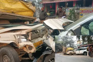 गोंडा में भीषण सड़क हादसा: कार–पिकअप की भिड़ंत से युवक की मौत, चार की हालत गंभीर