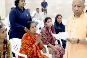 लखनऊ : 'जनता दर्शन' में सीएम योगी ने सुनीं फरियादियों की समस्याएं, उन्नाव की पीड़िता ने उठाया मंदिर पर कब्जे का मुद्दा