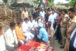 बाराबंकी बबलू हत्याकांड : पीड़ित परिवार से मिले मंत्री अनिल राजभर, मदद का दिया भरोसा