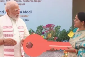 प्रधानमंत्री मोदी ने दिल्ली के सरोजिनी नगर में महिला लाभार्थियों को सौंपी जीपीआरए फ्लैट्स की चाबियां
