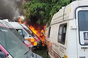 बाराबंकी : अचानक आग से सीएचसी में खड़ी 13 एंबुलेंस राख, स्वास्थ्य महकमे को लगा करोड़ों का चूना