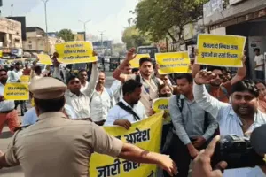 लखनऊ : भर्ती में देरी से नाराज अभ्यर्थियों ने हाथ में कटोरा लेकर किया प्रदर्शन, जीपीओ के पास पुलिस ने रोका 