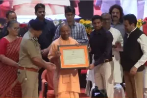 पदक विजेता खिलाड़ियों को सीएम योगी सौंपा नियुक्ति पत्र, कहा- खेल से बनती है अनुशासन और जीत की राह...