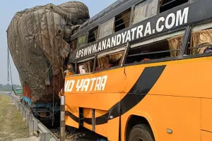 सुलतानपुर : पूर्वांचल एक्सप्रेसवे पर खड़ी ट्रक में घुसी तेज रफ्तार बस, चालक की मौत, दो घायल