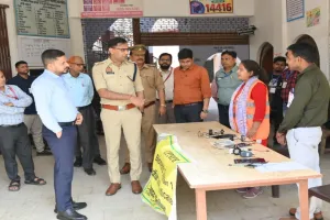 बाराबंकी : शांतिपूर्ण निपटा दरोगा भर्ती परीक्षा का पहला दिन, डीएम-एसपी ने लिया परीक्षा केन्द्रों का जायजा