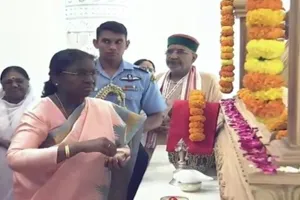 अयोध्या पहुंची राष्ट्रपति द्रौपदी मुर्मू : ‘श्रीराम यंत्र’ स्थापना पूजन में लिया भाग, सीएम योगी भी रहे मौजूद 