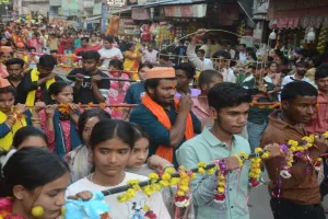 कानपुर में महाअष्टमी पर मां महागौरी की हुई विशेष पूजा, मंदिरों में उमड़ी भीड़, भजन-कीर्तन से गूंजा वातावरण