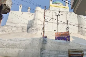 Sambhal :  रंग से बचाने को जुलूस मार्ग की मस्जिदें तिरपाल से ढकीं