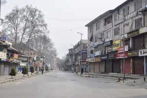 Uttrakhand : हल्द्वानी में अतिक्रमण के खिलाफ बड़ी कार्रवाई, ऊंचापुल चौराहे पर दो मकान ध्वस्त