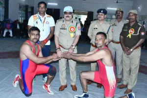 बदायूं : पुलिस की प्रतियोगिता में पहले दिन हुई फ्री स्टाइल कुश्ती