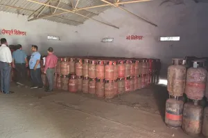 गैस संकट:  23 हजार सिलेंडरों की मांग एक दिन में 64 हजार पार